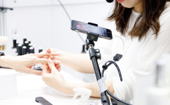 スマホで撮影しながらネイル施術をするライブレッスンの様子